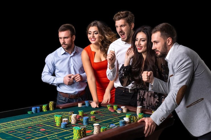 Antarmuka Live Roulette di savayaslot dengan meja roulette virtual dan dealer di latar belakang